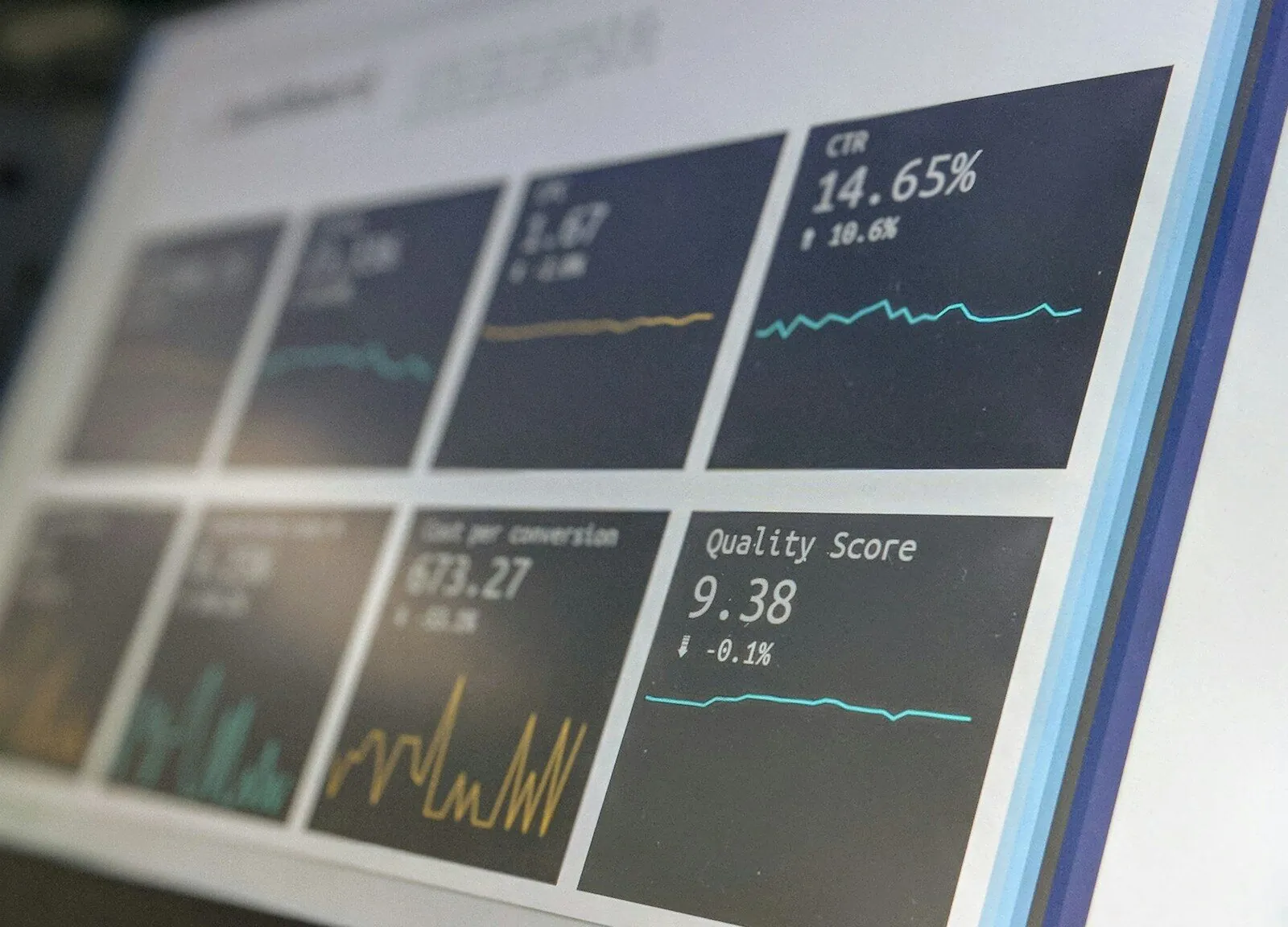 Tableau de bord de campagne Google Ads piloté par WEBBBY : CTR, coût par conversion, quality score