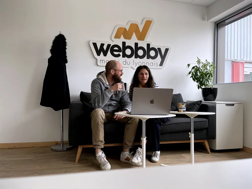 Jérôme et Déborah, l'équipe de WEBBBY, dans les locaux de l'agence à Saint-Symphorien-sur-Coise
